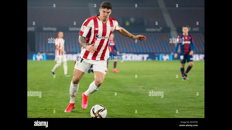 Cầu thủ của Levante vượt qua cầu thủ của Athletic Bilbao trên sân cỏ