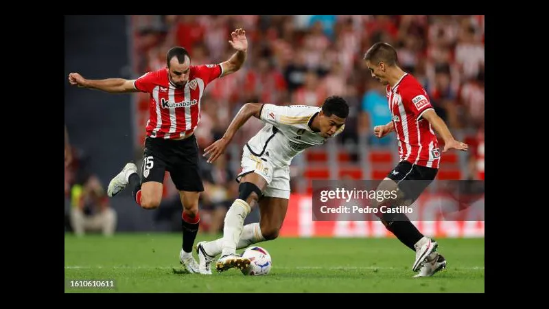 Cầu thủ của Athletic Bilbao đang dùng kỹ thuật cá nhân để vượt qua cầu thủ Real Madrid
